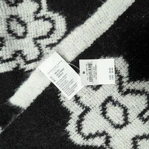 American Eagle Black and White Knit Scarf